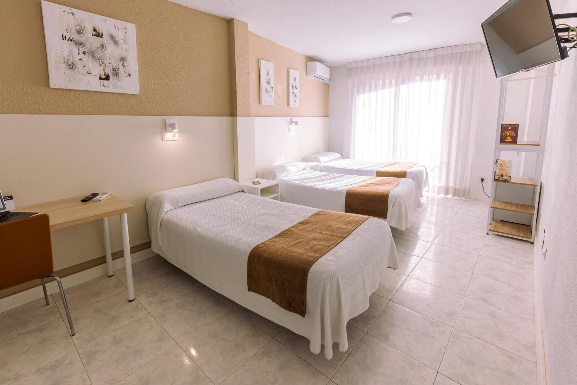 Hostal Gran Via Pinto Exterior photo