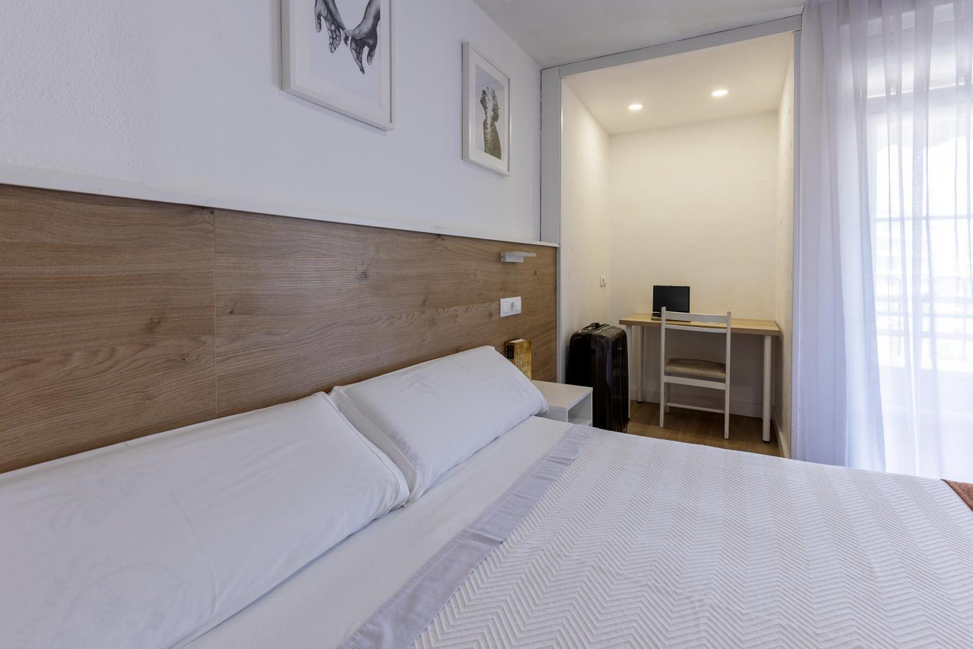 Hostal Gran Via Pinto Exterior photo